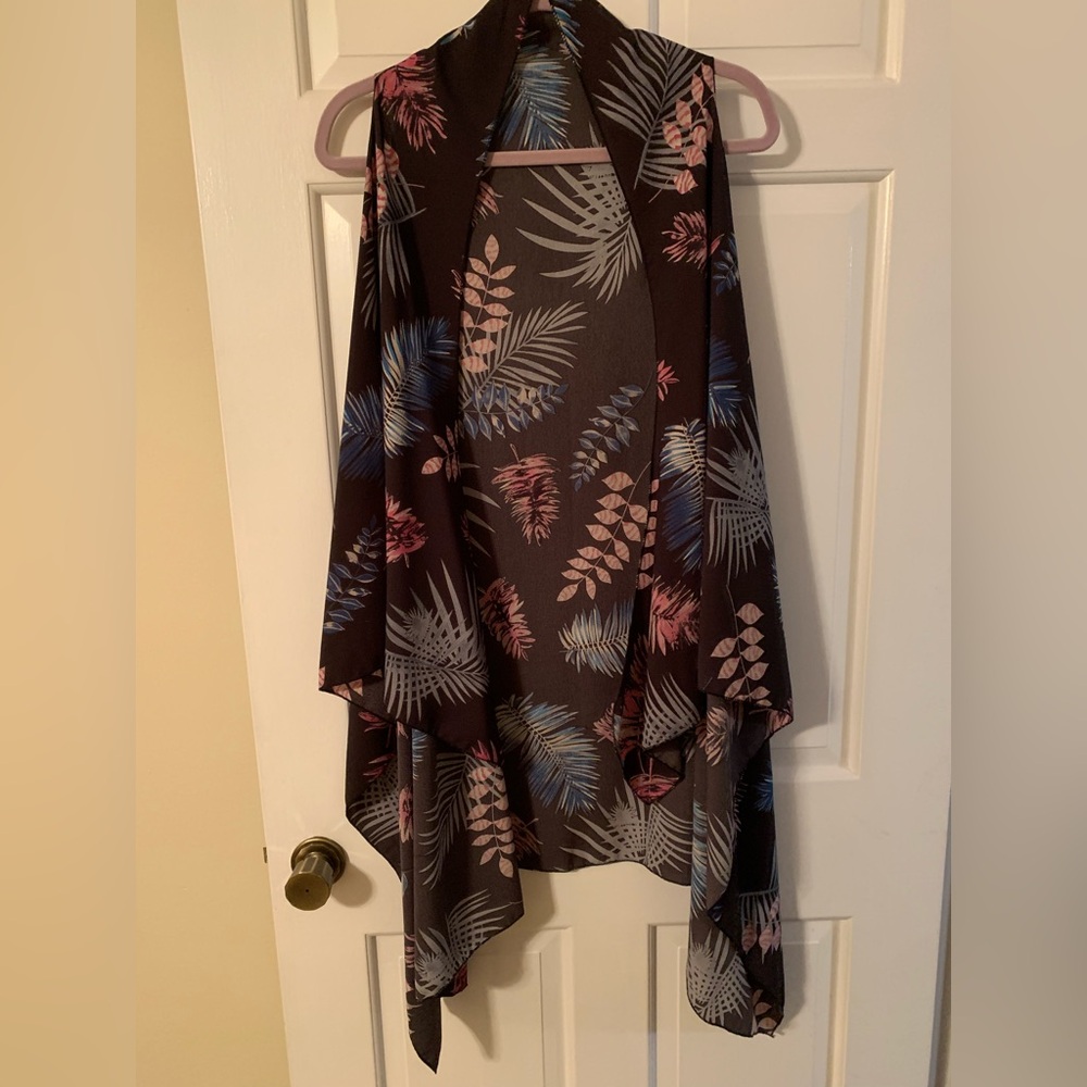 Cascading duster sleeveless vest with tropical print